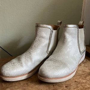 Fitflop White and Silver Chelsea Boots | Size 9